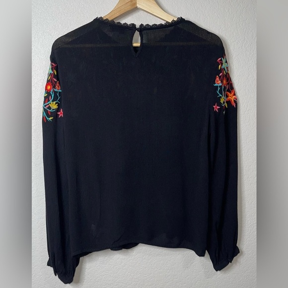 Andrée by Unit Women’s Floral Embroidered Black Babydoll Peasant Top Size Small - Picture 2 of 7